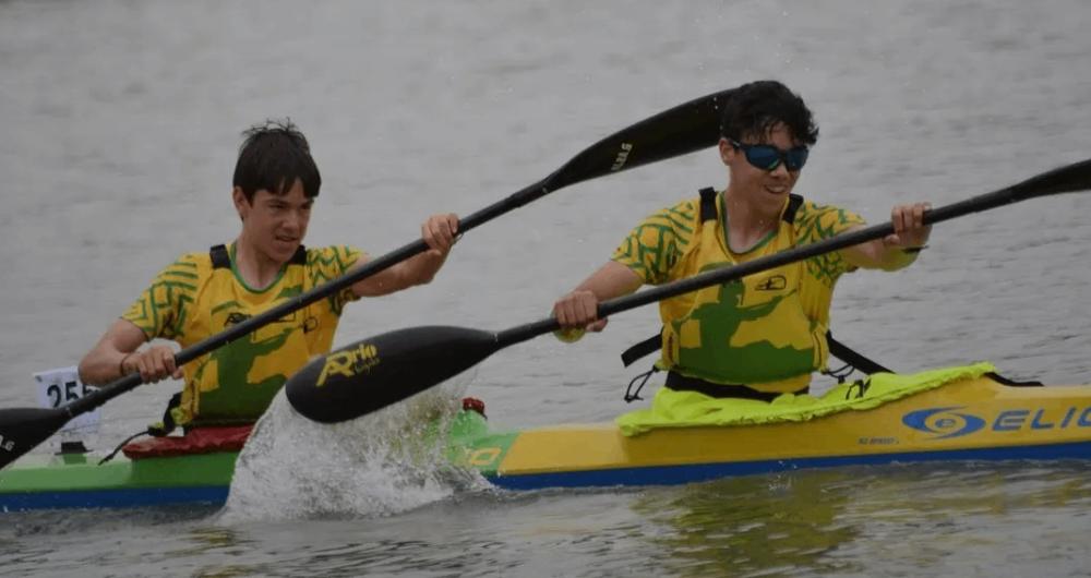 Chicos de amarillo en piraguas