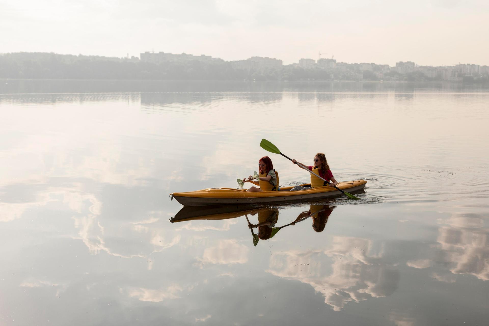 Dos chicas en piragua